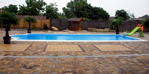 Fóliabéléses zsalupressz medence