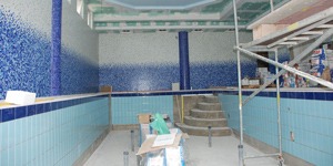 Készülő beltéri medence