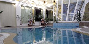 Medence a tó partján